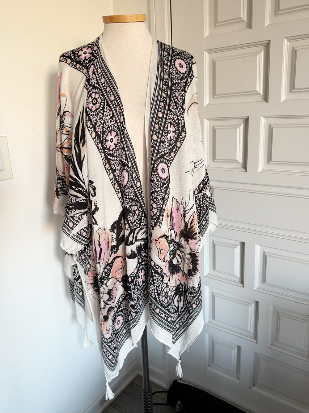 NWT Nine West Wrap Shawl Ivory Multi Pink Black White Floral